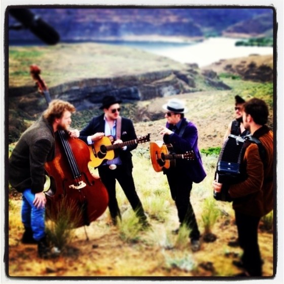 Elvis Costello jamming with Mumford & Sons backstage 